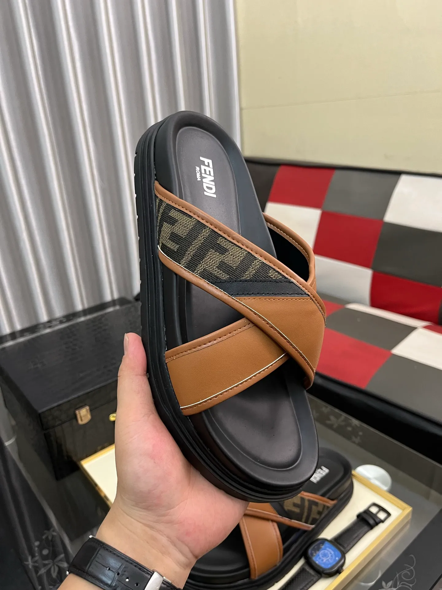 Men's men's shoes💰320⌚️⌚️FENDI Fendi slippers and sandals are shipped💄How can this summer be without the blessing of little monsters💄Original imported special hardware decorative pattern➕Original private model outsole! Details determine success or failure, good quality is not afraid of magnifying details! It feels super comfortable on your feet! This summer you need a pair of trendy, cool and comfortable sandals👣 Standard size: 38-443️⃣Colors available